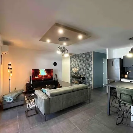 Apartment F3 - Standing, Idealement Situe *